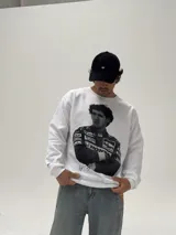 Buzo de cuello redondo color blanco, con estampa fotográfica frontal de Ayrton Senna con su traje de piloto de Fórmula 1.