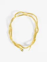 Collar tipo serpiente moldeable y flexible en color dorado, con extremos en forma de cabeza de serpiente con detalles en negro. Su diseño versátil permite usarlo como collar, gargantilla, brazalete o pulsera.
