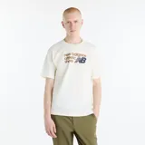 Remera de manga corta New Balance de color blanco marfil, con diseño de cuello redondo y estampa frontal que combina texto en tonos marrón y azul marino con el logotipo clásico de la marca.