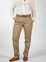 Pantalón de vestir azul marino, de corte recto, con bolsillos laterales y traseros. Se ajusta a la cintura con cinturón de cuero marrón.