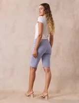 Bermuda a la rodilla con estampado de rayas verticales azules y blancas, pretina ancha elastizada.