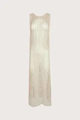 Vestido largo de crochet color beige, sin mangas y con cuello redondo.