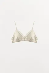 Bralette confeccionado en mezcla de seda con escote en pico, tirantes finos ajustables y detalle de aplicación de encaje a tono. Cuenta con cierre en la espalda mediante gancho metálico.