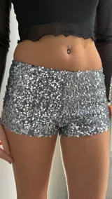 Short de tiro bajo completamente cubierto de lentejuelas plateadas sobre base de tul, con ajuste elástico en la cintura.