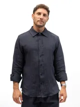 Camisa de manga larga confeccionada en 100% lino natural, con cuello clásico y cierre frontal de botones. Presenta un calce relajado y una textura ligera, ideal para climas cálidos.