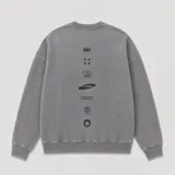 Buzo oversize de cuello redondo en color gris, con diseño estampado en el frente que incluye logotipos y texto. Presenta puños y ruedo acanalados, con una pequeña etiqueta decorativa en la parte inferior.