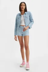 Short de jean tiro medio con diseño de cinco bolsillos, cierre de botones y ruedo desflecado.