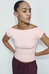 Camiseta negra de corte slim fit, con cuello barco y manga corta.