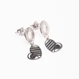 Aros colgantes plateados con forma de corazón a rayas.