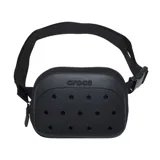 Riñonera Crocs negra con diseño inspirado en los zuecos clásicos de la marca, con panel frontal perforado para personalización con Jibbitz, compartimento principal con cierre y correa ajustable con logo.