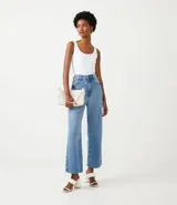 Blusa musculosa color gris claro, con escote en U y breteles anchos. Confeccionada en poliamida y poliéster.