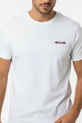 Remera de manga corta color negro, de algodón, con cuello redondo y diseño holgado con estampa frontal.