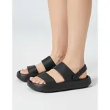 Chancletas tipo gomones de diseño ergonómico, color verde oliva, con doble tira ancha en el empeine y tira trasera ajustable. Fabricadas en material sintético antideslizante con suela de plataforma.