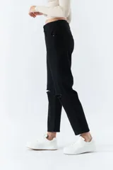 Pantalón de gabardina blanco de tiro medio, corte recto cropped, con cierre de cremallera y bolsillos.