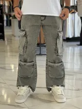 Pantalón de jean estilo cargo, color azul, de corte ancho y holgado, con múltiples bolsillos laterales en muslos y pantorrillas.