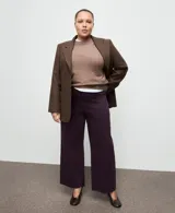 Jeans color bordó, de corte wide leg y tiro medio, con bolsillos laterales y traseros, y terminación sin dobladillo en los tobillos.