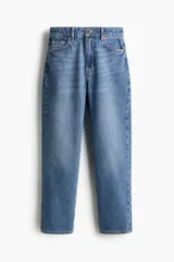 Jean tobillero de cinco bolsillos en denim de tiro alto, corte recto y ligero stretch.