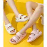 Chancletas tipo gomones de diseño ergonómico, color verde oliva, con doble tira ancha en el empeine y tira trasera ajustable. Fabricadas en material sintético antideslizante con suela de plataforma.