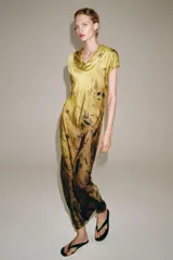 Vestido largo de viscosa ZW Collection con estampado degradado en tonos amarillo y marrón, con diseño de flores oscuras, cuello drapeado y manga corta.
