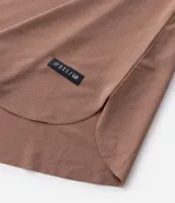 Remera deportiva de corte regular, confeccionada en tejido con tecnología Dry que facilita la evaporación del sudor. Presenta cuello redondo, mangas cortas y una estampa lettering texturizada en el pecho.