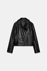 Cazadora biker negra de efecto piel, con cuello solapa, manga larga y cremalleras metálicas. Presenta bolsillos delanteros con cierre de cremallera y cierre frontal cruzado con cremallera.