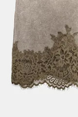 Shorts de tiro medio con cintura elástica, confeccionados en tejido con efecto lavado y bajo decorado con encaje a tono.