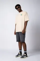 Remera oversize color crema con estampado abstracto en el pecho, inspirado en Claude Monet.