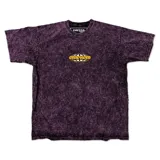 Remera oversize con efecto de lavado ácido en color violeta oscuro. Presenta un estampado gráfico central con el logo de la marca en tonos amarillos y blancos.
