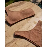 Bikini de dos piezas con textura acanalada, color amarillo. El top es de diseño asimétrico de un solo hombro y la parte inferior es de corte vedetina.