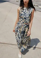 Top crop sin mangas con cuello redondo, confeccionado en algodón con estampado animal print de leopardo.