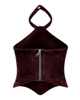 Top halter de denim con efecto lavado en tonos rojizos y negros. Presenta un diseño entallado con recortes frontales, terminaciones desflecadas y un aplique metálico decorativo en el centro del escote.