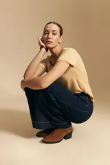 Remera de rib con escote redondo y manga corta, confeccionada en tejido acanalado que se ajusta al cuerpo.