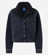 Campera de jean negra con cuello inglés de sherpa, corte regular, abotonada al frente y con dos bolsillos grandes.
