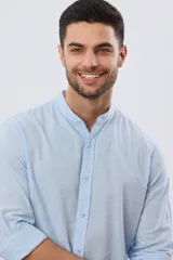 Camisa de lino y algodón color beige, de manga larga, con cuello mao y cierre frontal con botones. Presenta un pequeño bordado al tono en el pecho.