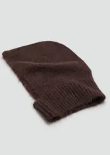 Gorro tipo pasamontañas color marrón oscuro, con diseño envolvente que cubre la cabeza y el cuello.