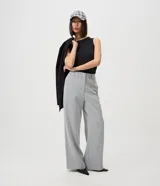 Musculosa de ribana de algodón con elastano, diseño ajustado al cuerpo, cuello redondo alto y sin mangas.