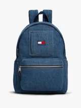 Mochila de Tommy Jeans confeccionada en tejido denim de algodón, con diseño curvo, compartimento principal con cierre de cremallera, bolsillo frontal con cierre y parche con el logo de la marca en la parte superior.