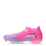 Championes de fútbol Puma Future 9 Match FG/AG, color fucsia con detalles en azul y amarillo. Presentan un diseño de corte medio con cuello tejido elástico, capellada de malla con texturas 3D para mayor control y suela con tapones para césped natural y sintético.