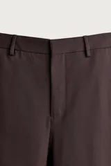 Pantalón de traje straight fit color marrón oscuro, confeccionado en tejido con lana. Cuenta con bolsillos frontales, bolsillos traseros de vivo y cierre frontal con cremallera y gancho metálico oculto.