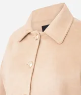 Campera de gamuza sintética color tostado con botones dorados grabados, cuello camisero, bolsillos frontales aplicados y mangas largas con puños abotonados.