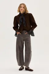 Ballerinas de cuero color camel con diseño de doble tira con hebillas metálicas y punta cuadrada.