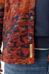 Camisa tipo chaqueta de franela escocesa con bolsillos de parche en el pecho.