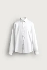 Camisa slim fit de algodón blanco con cuello italiano y manga larga con puño abotonado. Cierre frontal con botonadura.