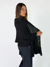 Pashmina de punto color crudo, con diseño calado de rayas verticales y flecos largos en los bordes.