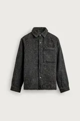 Sobrecamisa relaxed fit de color gris oscuro, confeccionada en tejido texturizado con efecto pelo. Presenta cuello solapa, manga larga con puño abotonado, un bolsillo de parche en el pecho y cierre frontal con botones.