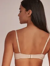 Soutien básico armado de microfibra color nude, con breteles ajustables y cierre trasero.