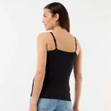 Camiseta de tirantes negra diseñada para lactancia, con breteles ajustables y clips de apertura rápida en los hombros. Confeccionada en algodón, presenta un corte entallado y versátil.