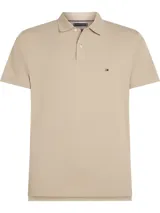 Chomba color beige de Tommy Hilfiger, corte regular, cuello tipo chomba, cartera de dos botones, logo de Tommy Hilfiger bordado en el pecho.