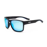 Lentes de sol deportivos Mistral modelo Tramontana, con montura negra mate y lentes espejados de color azul.