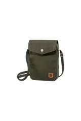 Bolso bandolera Fjallraven modelo Greenland Pocket, color verde oliva, con correa ajustable y logo de cuero en el frente.